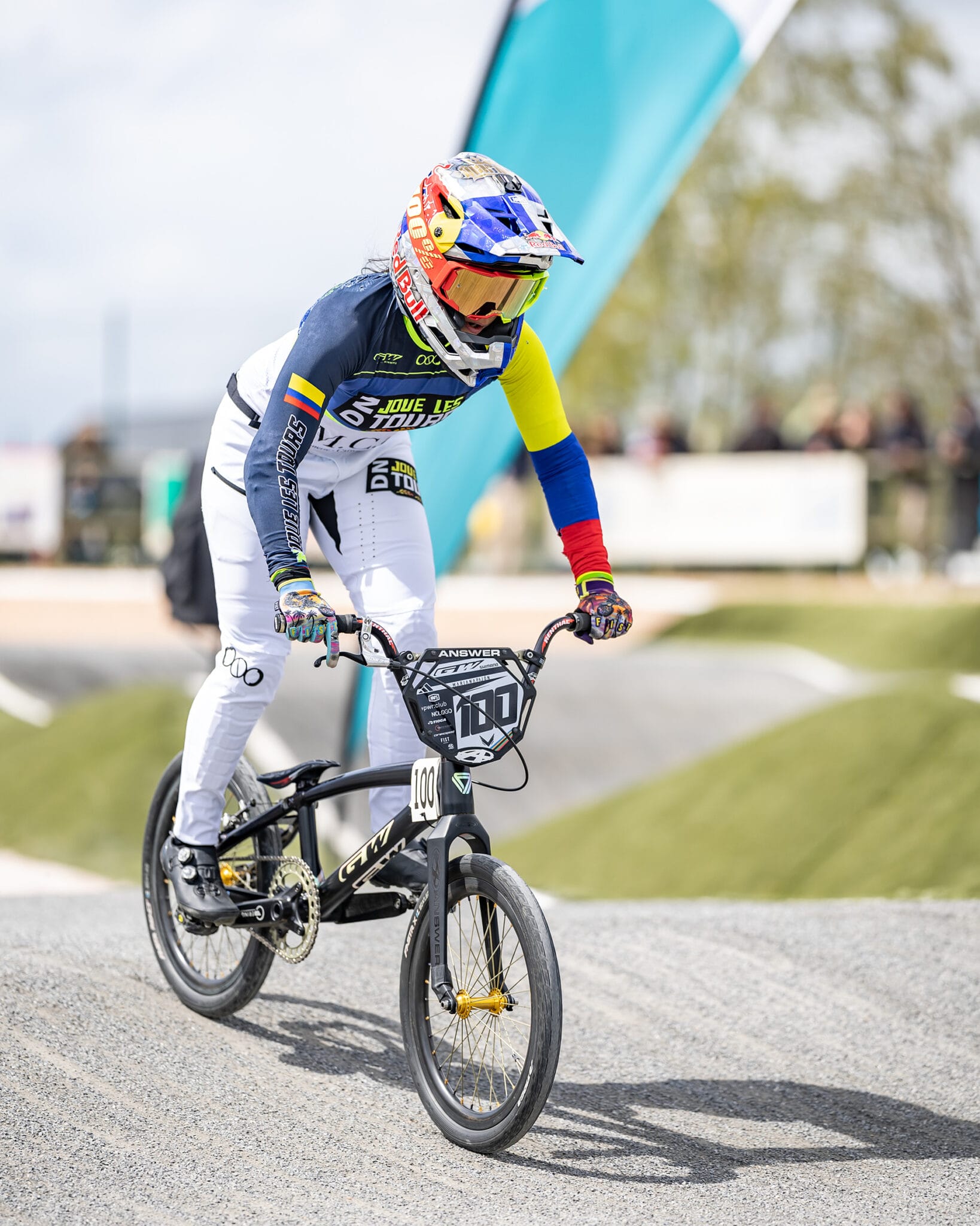 NOLOGO RACING - Démarquez-vous des autres avec style